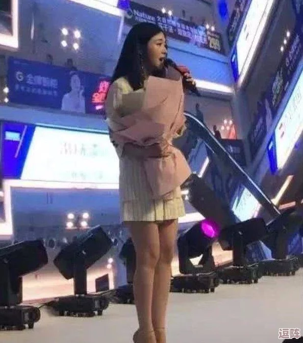 吕红今天刚进门就听刘海，网友称其为“最真实的生活写照”，引发热议与共鸣